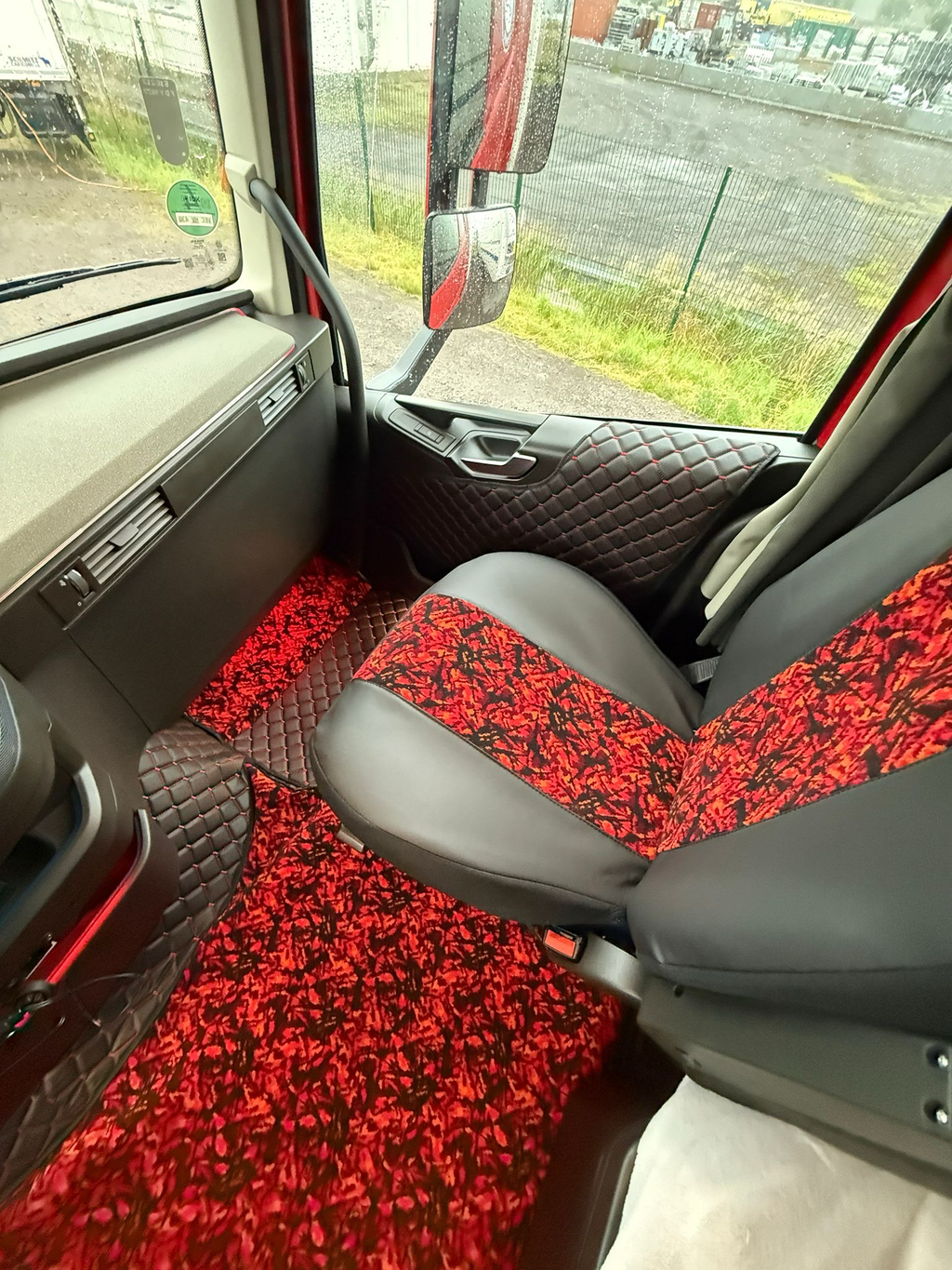 Стелки за под за Volvo FH4, FH5 и AERO (комбинация от датски плюш и капитонирана кожа)
